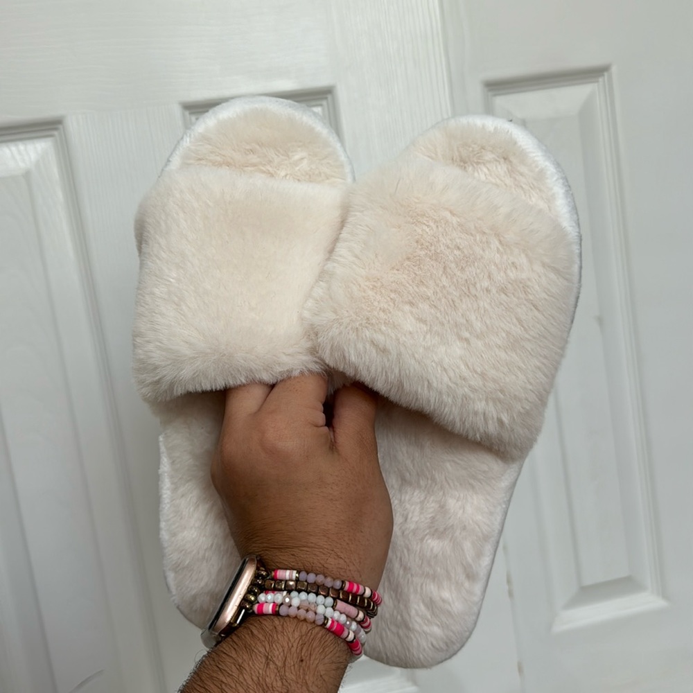 White Women’s slippers (size:10)